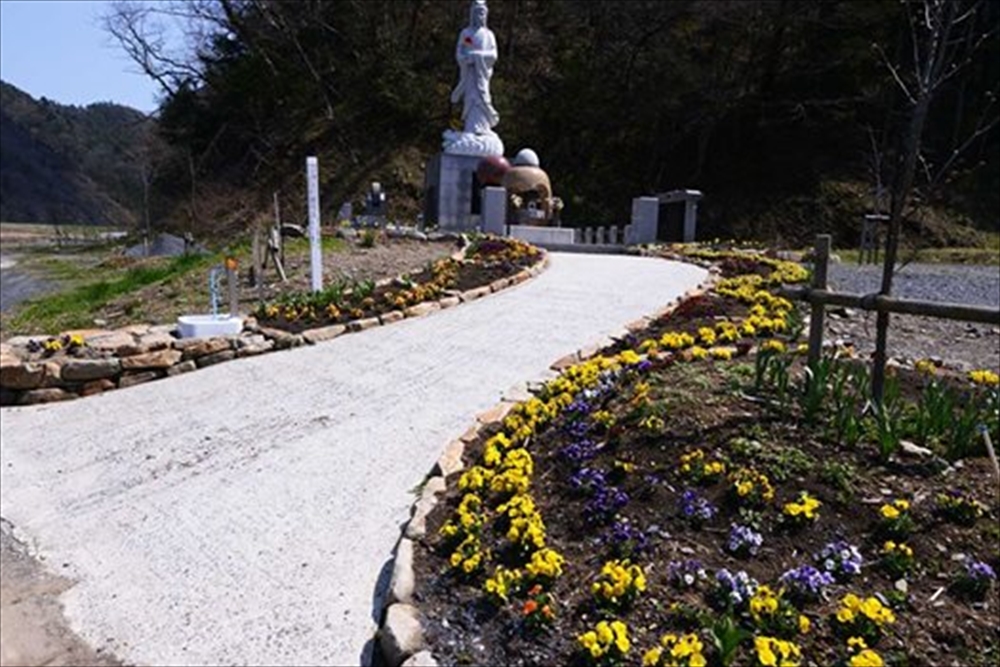 大川地区慰霊碑の花壇