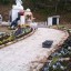 大川地区の慰霊碑前の花壇植付け