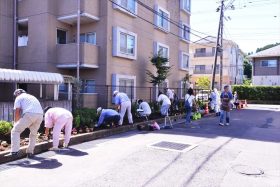 仙台市角五郎復興公営住宅花壇に草花の植え付け作業