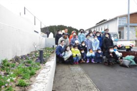 東松島市立鳴瀬桜華小学校にて花壇の花植え