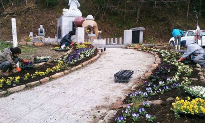 大川地区の慰霊碑前の花壇植付け