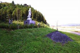 大川地区の慰霊碑の側面に植える作業打ち合わせ