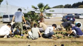宮城県農業大学校で生徒達と花壇の整備